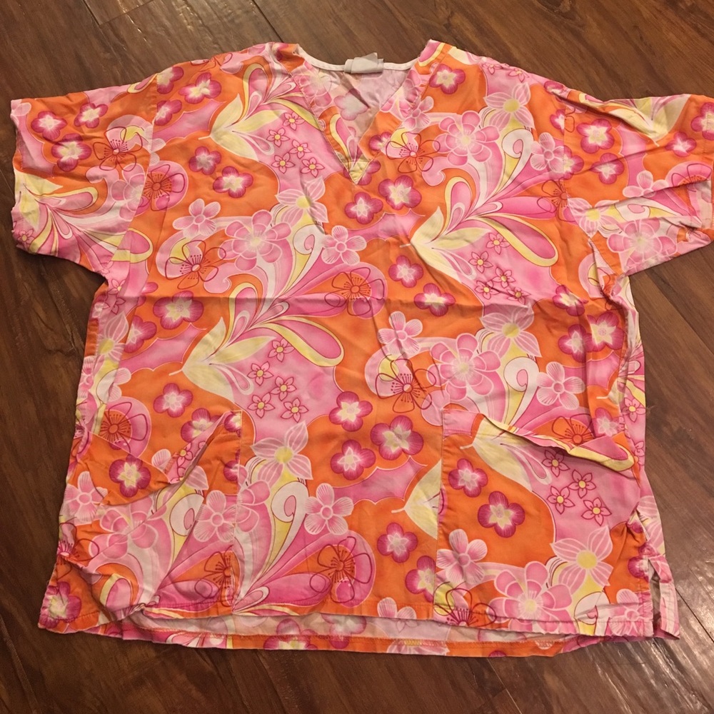 Women’s Peaches Scrub Top. Size Large.